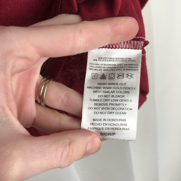 NFL Washington Redskins Women's V Neck Burgundy and Gold Tshirt Size Small - Picture 10 of 10